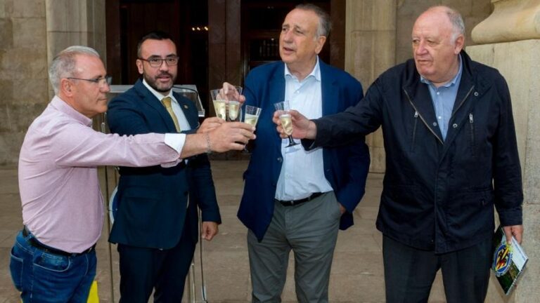 El Villarreal fa el tradicional brindis per la permanència en la Basílica de Sant Pasqual