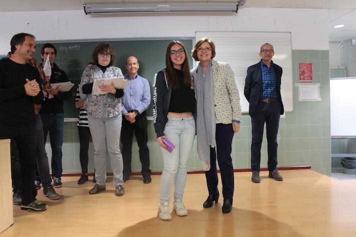 Royo lliura els diplomes als alumnes que han participat en la prova de matemàtiques Canguret