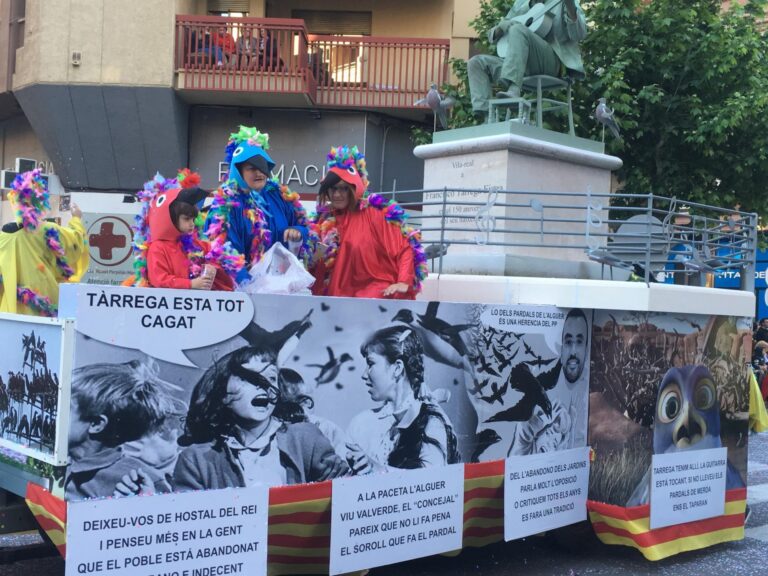 La cavalcada trau als veïns al carrer i les penyes aprofiten per a llançar les seues denúncies