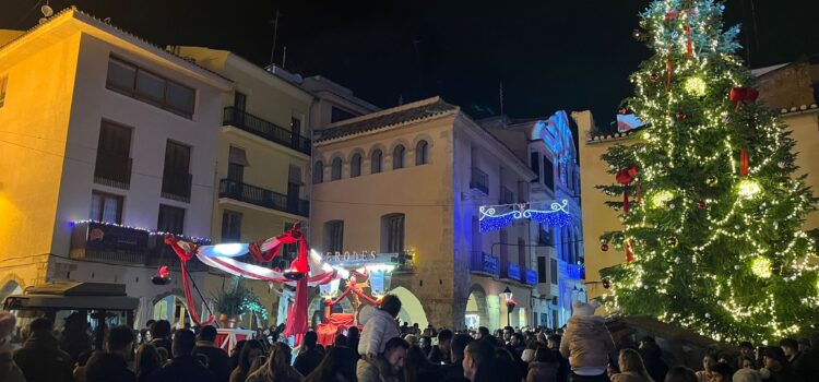 Vila-real viu una Cavalcada de Reis multitudinària que ompli els carrers d’il·lusió i solidaritat