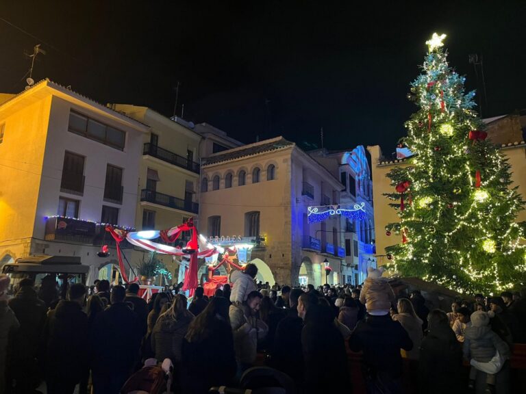 Vila-real viu una Cavalcada de Reis multitudinària que ompli els carrers d’il·lusió i solidaritat