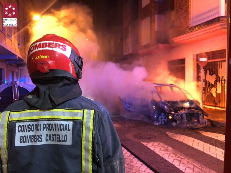 Els bombers sufoquen l'incendi d'un cotxe a Vila-real aquesta matinada
