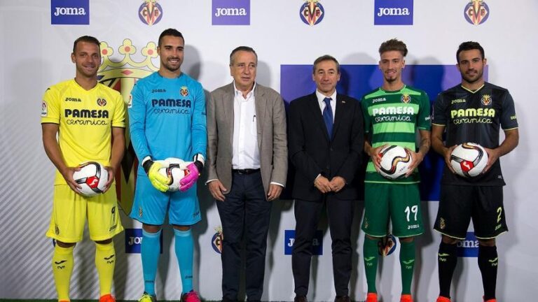 El Villarreal presenta la seva nova samarreta que ‘Et mostra Europa’