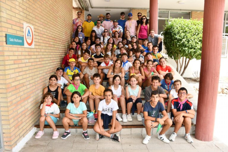 Membres de la corporació municipal visiten el campament de la Unió Musical La Lira