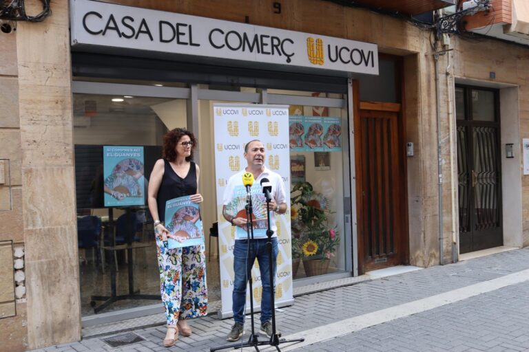 El comerç local ‘refresca’ les compres de l’estiu amb 2.500 ventalls de motius vila-realencs