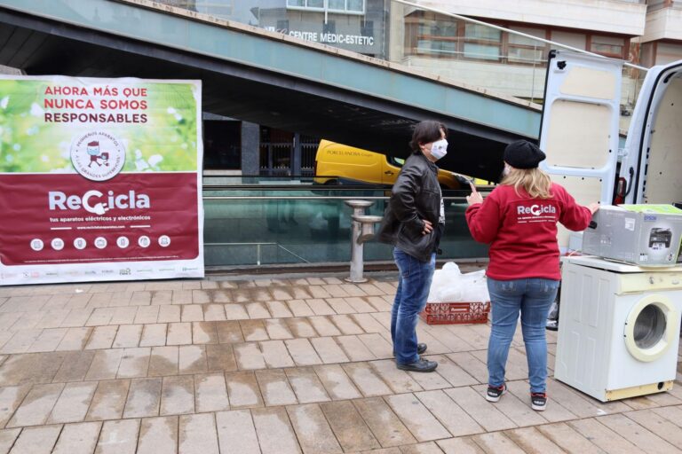 El punt net mòbil de la ‘Recicla els teus aparells’ s’instal·la a la plaça Major