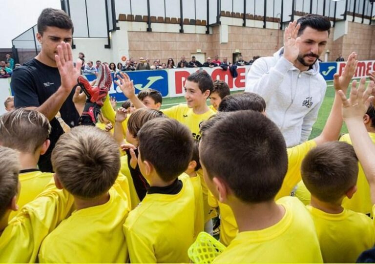Soriano i Rodri sorprenen als xavals del Campus de Pasqua en l'entrega de diplomes