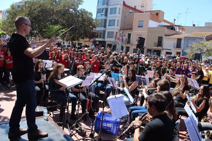 Quasi 600 alumnes de col·legis de Vila-real interpreten la cantata escolar ‘Un món de somnis’