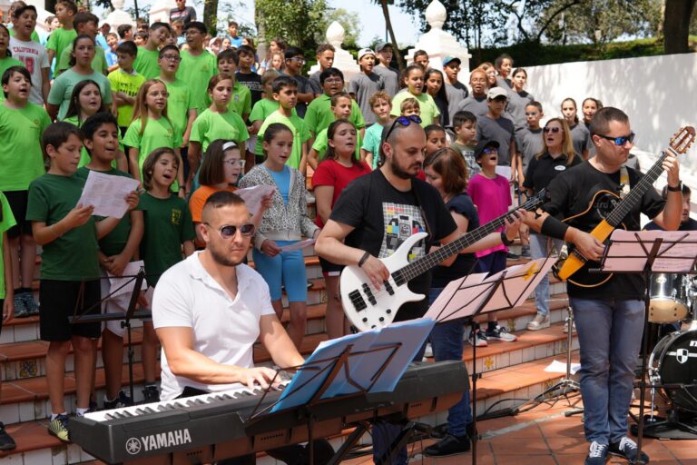 Desenes de xiquets participen en la cantata escolar al Termet