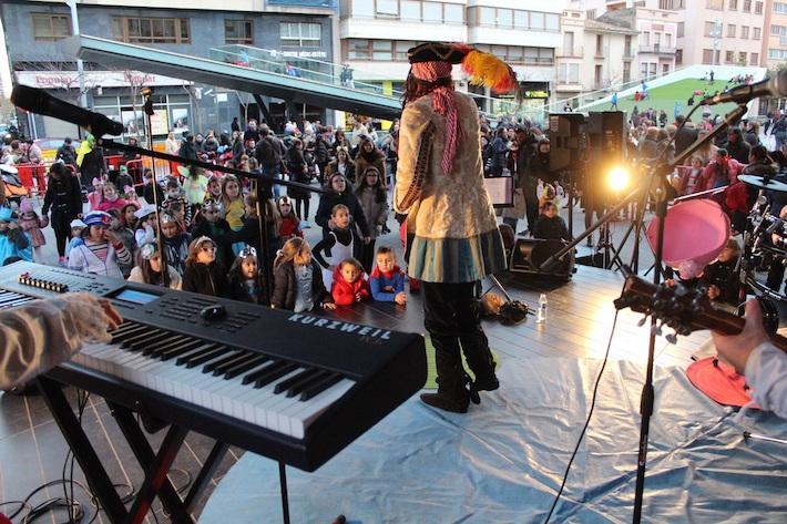 Els col·legis de la ciutat celebren Carnestoltes entre batucades i xarangues