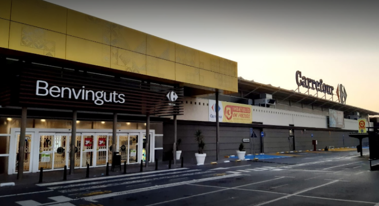 Una gran superfície de la ciutat cerca treballadors pel seu equip