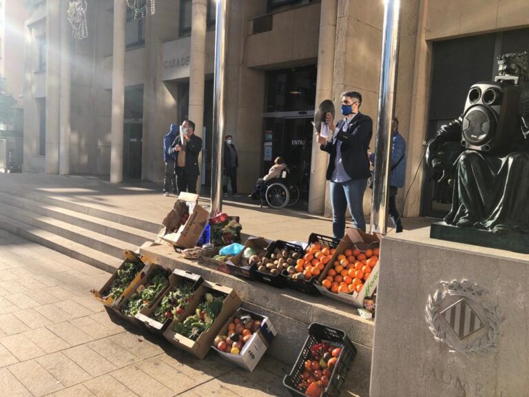 Casserolada de l’hostaleria local per a demanar ajudes directes, reals i potents per a salvar els seus negocis 