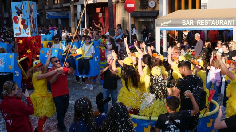 Creativitat, sàtira i tradició omplin Vila-real en la 60a Cavalcada de Festes