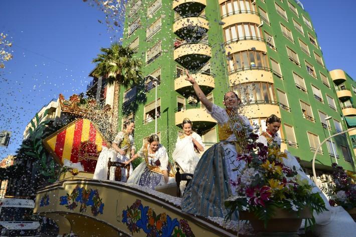 Música, colorit, diversió i picades d’ullet als 'assumptes locals' en la 54a edició de la Cavalcada de festes