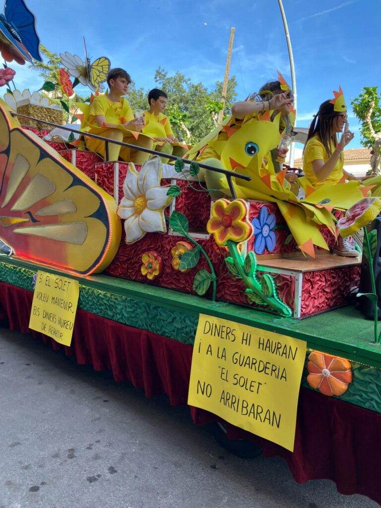 La situació econòmica de l’Ajuntament centra la crítica de les penyes en la 59a Cavalcada de festes