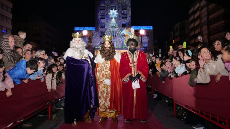 La Cavalcada de Reis omple els carrers de Vila-real de màgia i il·lusió