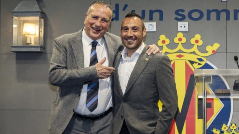 Santi Cazorla rep la insígnia d'or del Villarreal després d'acumular 294 partits oficial