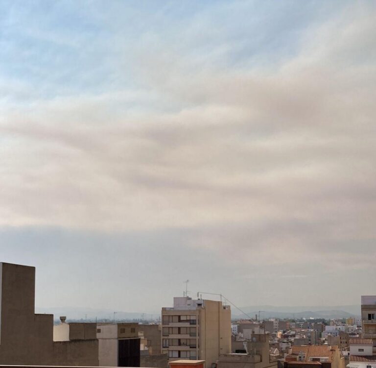 Així s'aprecia el cel de Vila-real amb el fum procedent de l'incendi a Begís