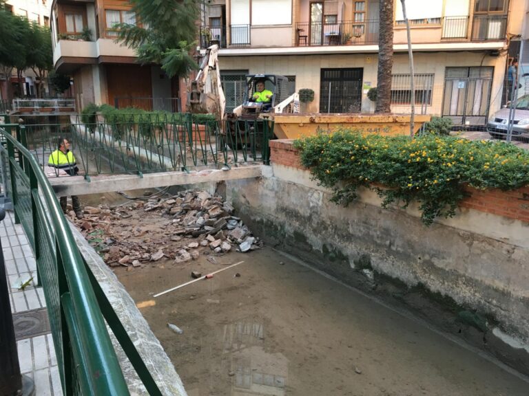 Treballen en la millora dels accessos a La Glorieta i la Plaça de l'Àngel als ponts de la Céquia Major