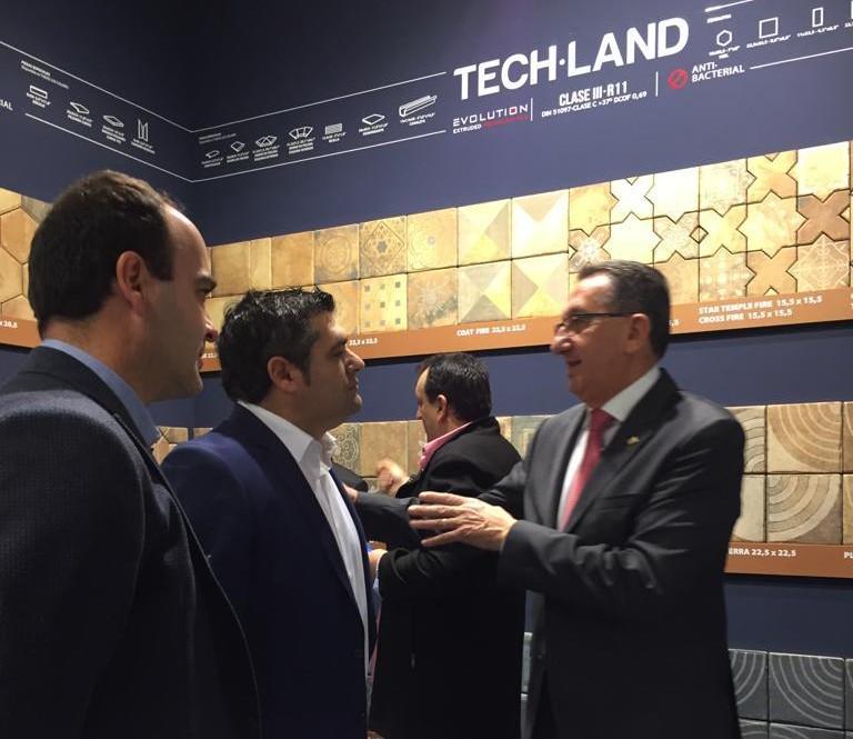 Cs demana el suport de les administracions a la industria ceràmica en la visita a Cevisama