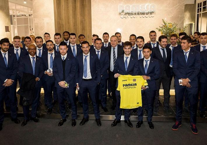 El Villarreal, amb Fernando Roig i Javi Calleja al capdavant, visita la fira Cevisama a València