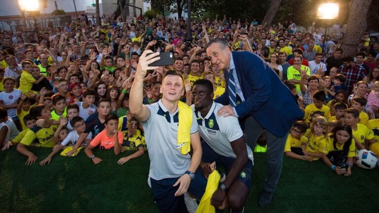 Cheryshev y N’Diaye es donen un bany de masses en la seua presentació