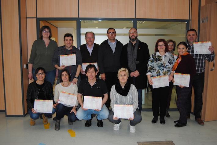 Una vintena de pares i mares de xiquets escolaritzats a la ciutat conclouen els cursos de valencià 