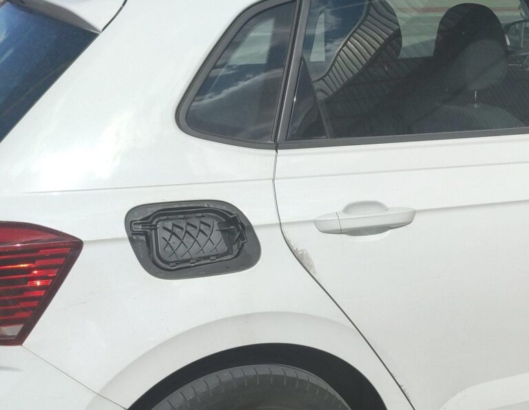 Danys i robatoris a vehicles en diferents zones de la ciutat