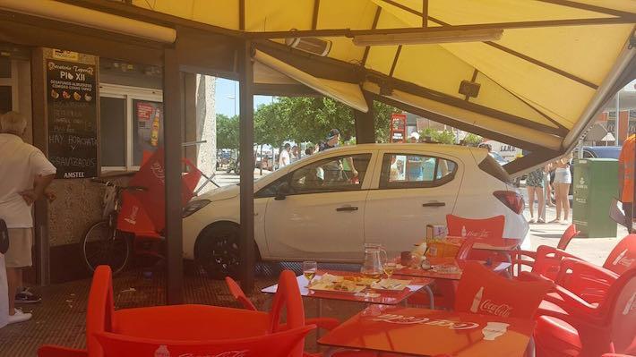 Un vehicle col·lisiona contra un bar en l’encreuament de les avingudes Pius XII i Itàlia i una dona resulta ferida