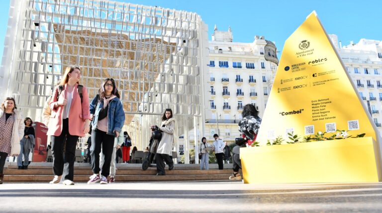 Benlloch inaugura la creació de mobiliari urbà ‘Comboi’ de les EASD a l’Àgora València