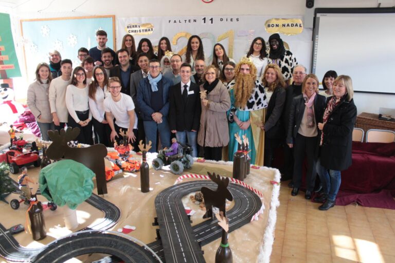 Els alumnes de Fundació Flors simulen un centre comercial per al Nadal