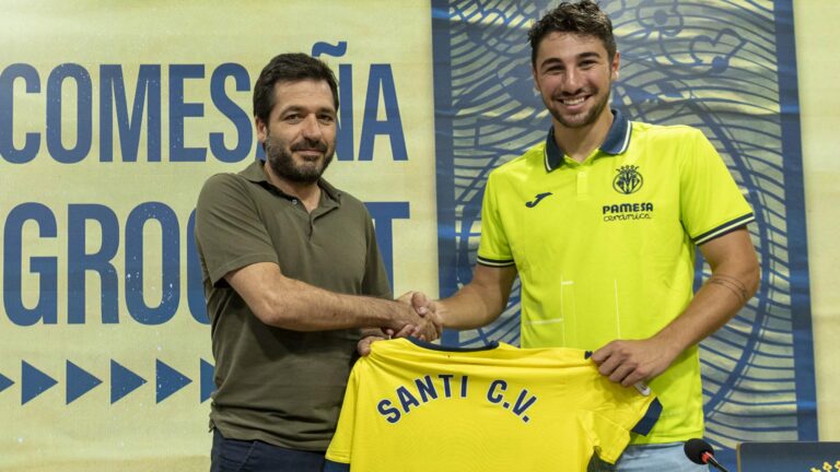 El Villareal presenta al futbolista gallec Santi Comesaña a l’afició grogueta