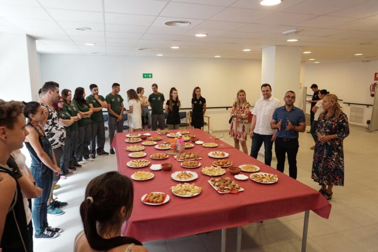 El programa d'ocupació i formació T'Avalem tanca temporalment la porta per vacances d'estiu