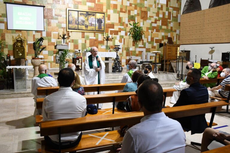 Mossén Guillermo es jubila celebrant una missa de comiat a la parròquia de Santa Sofia