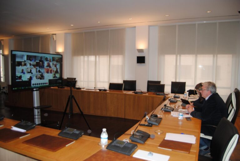 L'Ajuntament reprén les comissions informatives i debat les mesures dels grups polítics per la Covid-19 