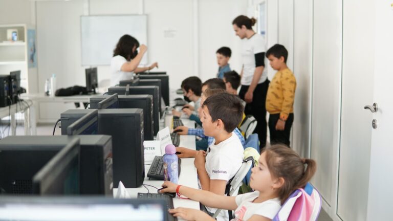 Vila-real celebra la competició robòtica CoderZ amb la participació de 13 centres