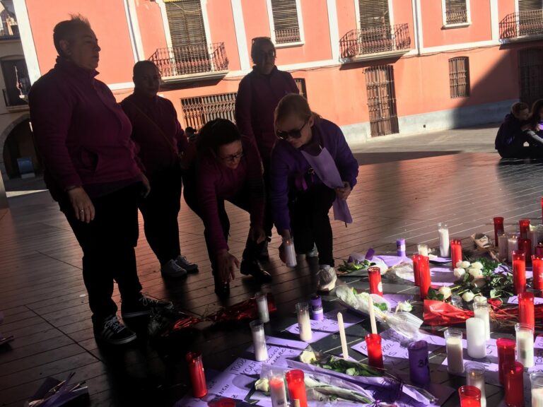 Prop de 3.000 persones alcen la veu contra la violència de gènere de forma unànime i recorden a Andrea Carballo