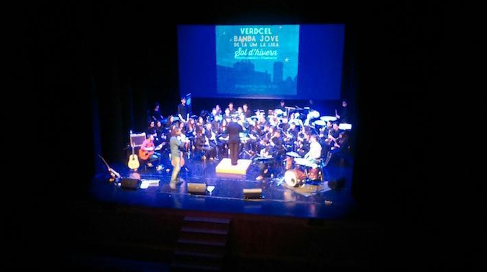 La Banda Jove de la Unió Musical la Lira i VerdCel van presentar anit el seu disc solidari