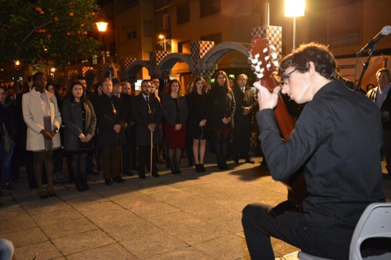 Els escolars de Vila-real celebren el Día Mundial de Tàrrega recordant la figura del reconegut guitarrista