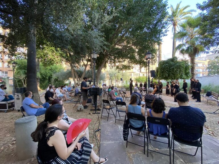 Instants visuals del concert de Tutte Voci ahir al jardí de la Casa de Polo en Vila-real
