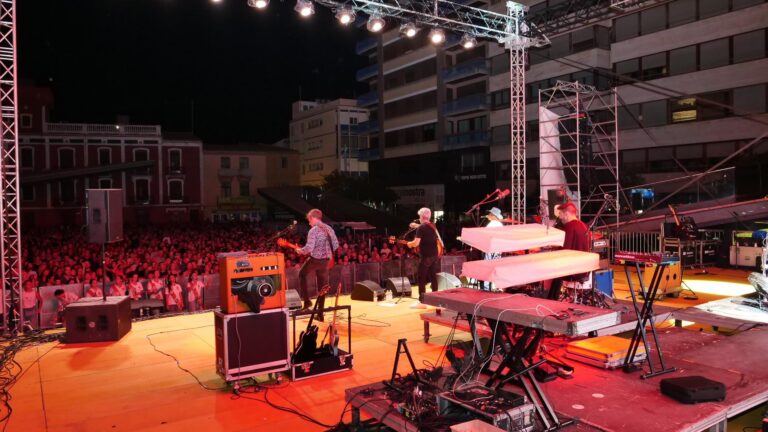La plaça Major de Vila-real s’ompli amb el concert de Rafa Sánchez i La Guardia
