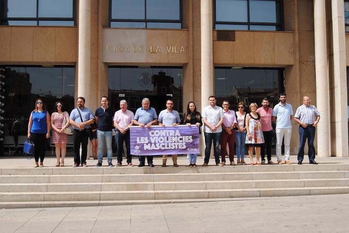 La corporació guarda tres minuts de silenci per l’assassinat a Benicàssim