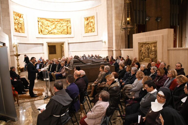 El cardenal Amigo imparteix una conferència sobre sant Pasqual a la Reial Capella de la basílica