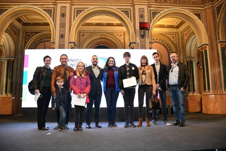 Dos joves prenen posessió com a membres del Consell de la Infància i l'Adolescència