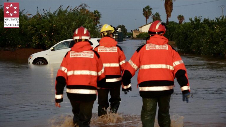 Rescatats una mare i un fill atrapats a l'aigua provocada per la pluja a Vila-real