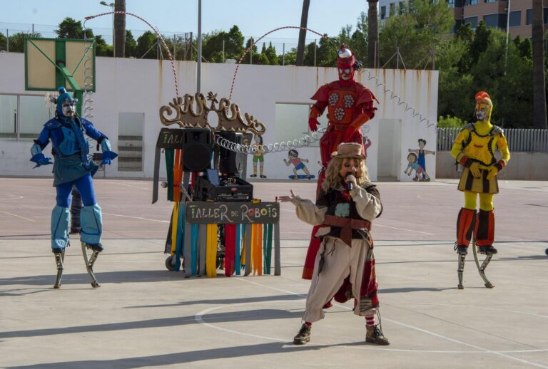 El Correllengua arranca a les escoles de la ciutat amb l'espectacle ‘Animàtic’ d’Scura Plats