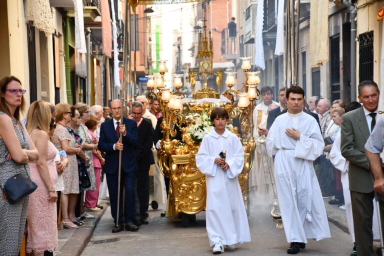Vila-real celebra la festivitat del Corpus Christi amb missa i processó