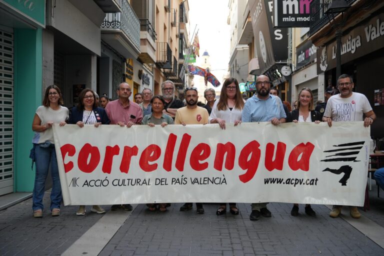 Vila-real celebra el Correllengua cívic per a commemorar el 9 d’Octubre