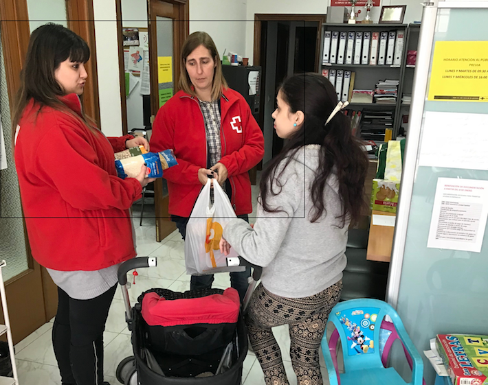 Creu Roja ajuda a una veïna de 22 anys i el seu fill de 17 mesos a tirar endavant