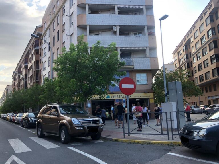 Llargues cues a les portes d’asseguradores i locals especialitzats en canvi de llunes